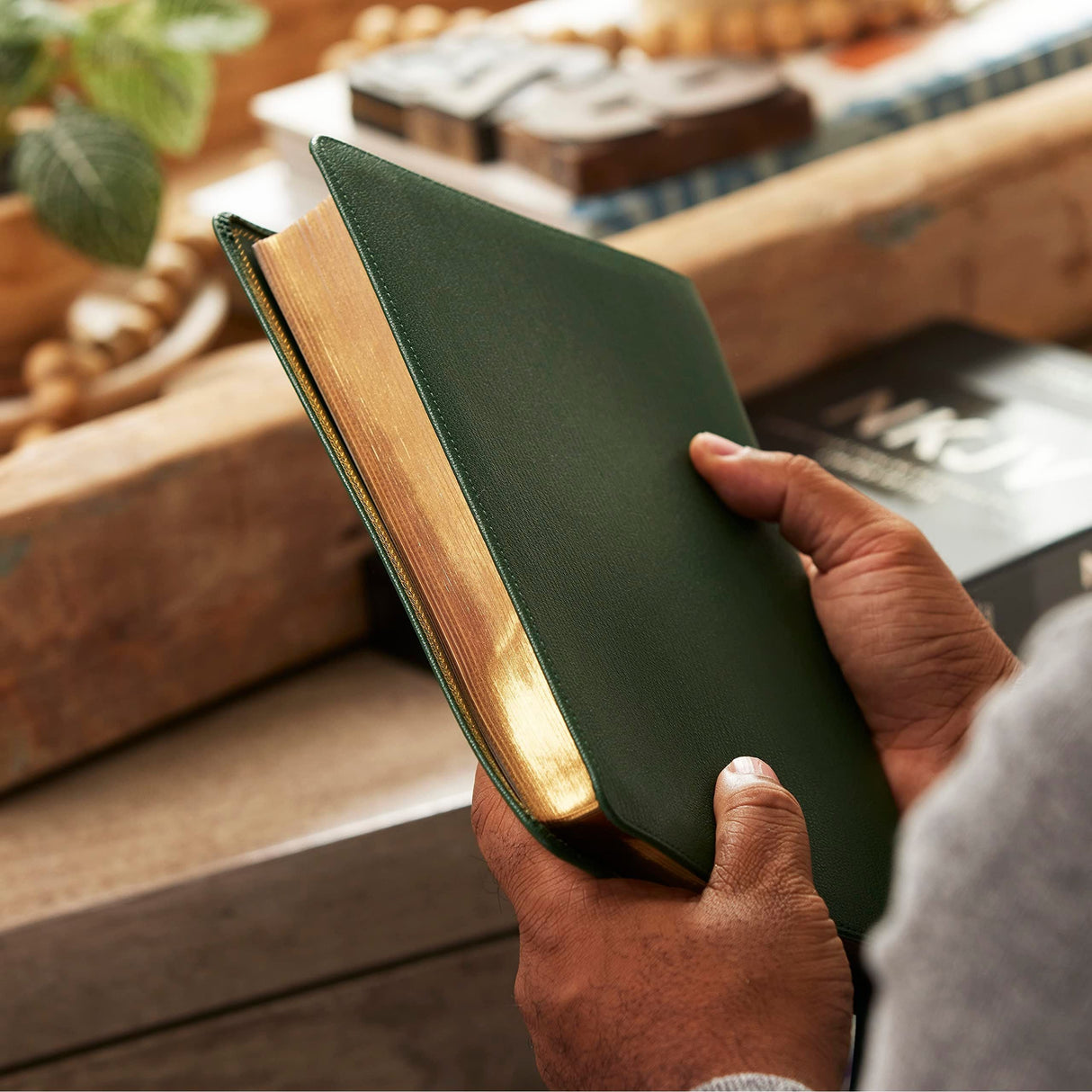 NKJV, Thinline Reference Bible, Large Print, Premium Goatskin Leather, Green, Premier Collection, Red Letter, Comfort Print: Holy Bible, New King James Version Thomas Nelson