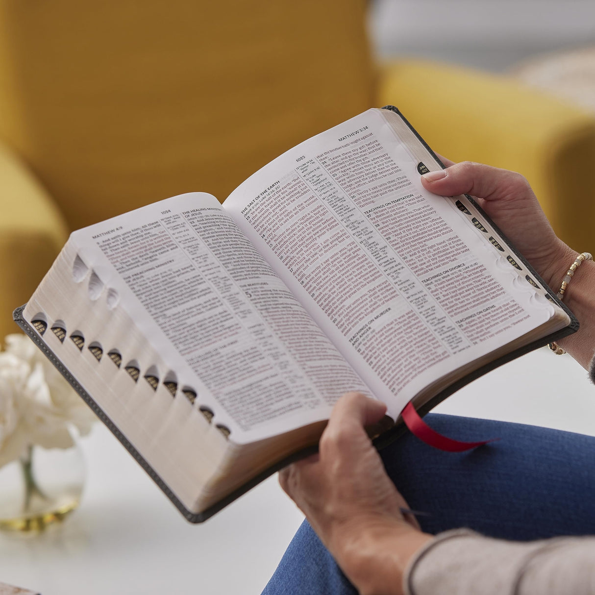 KJV Holy Bible: Compact Bible with 43,000 Center-Column Cross References, Black Genuine Leather, Red Letter, Comfort Print (Thumb Indexing): King James Version [Leather Bound] Thomas Nelson