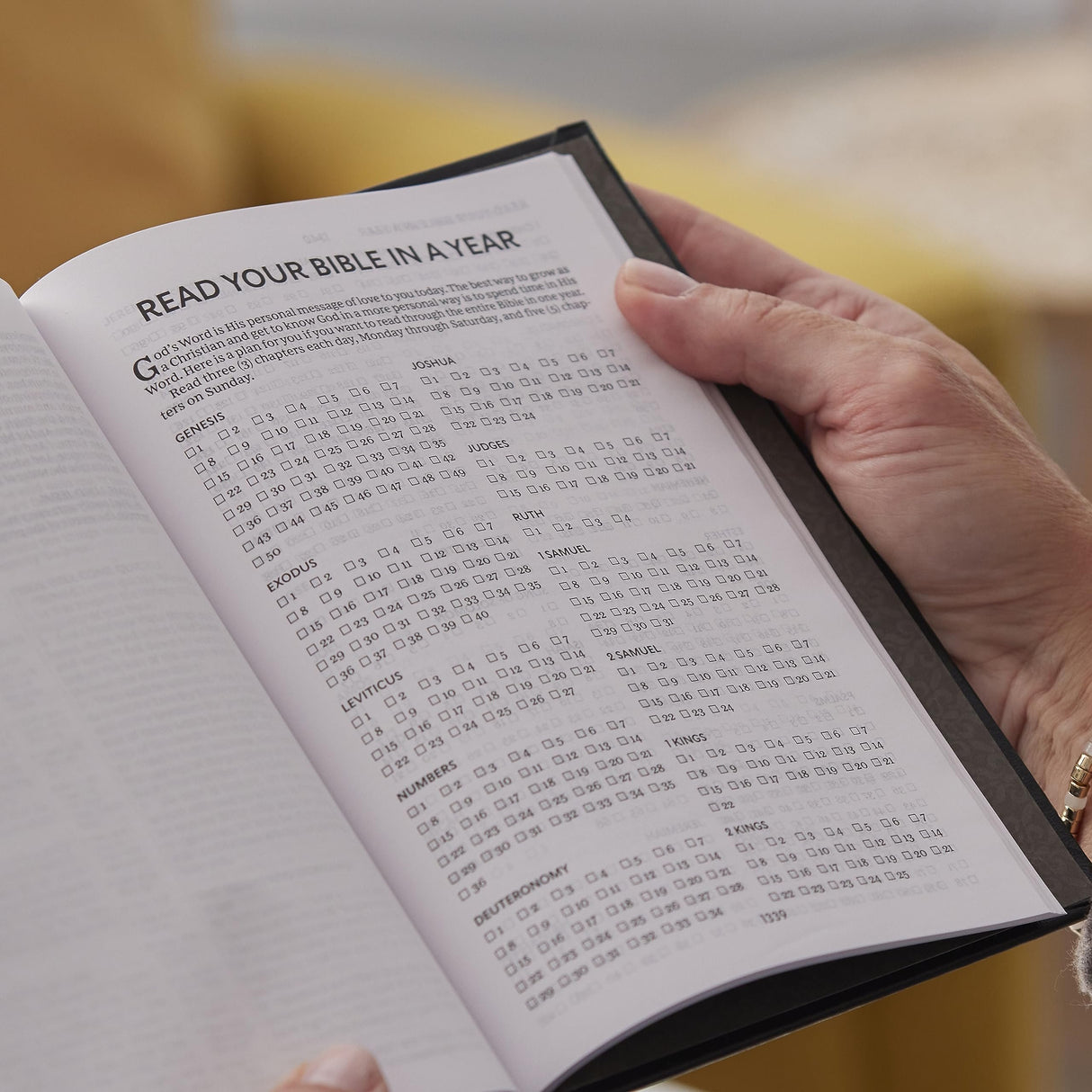 KJV Holy Bible: Compact Bible with 43,000 Center-Column Cross References, Black Genuine Leather, Red Letter, Comfort Print (Thumb Indexing): King James Version [Leather Bound] Thomas Nelson