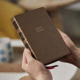 NKJV, Compact Center-Column Reference Bible, Brown Leathersoft, Red Letter, Comfort Print (Thumb Indexed) [Imitation Leather] Thomas Nelson