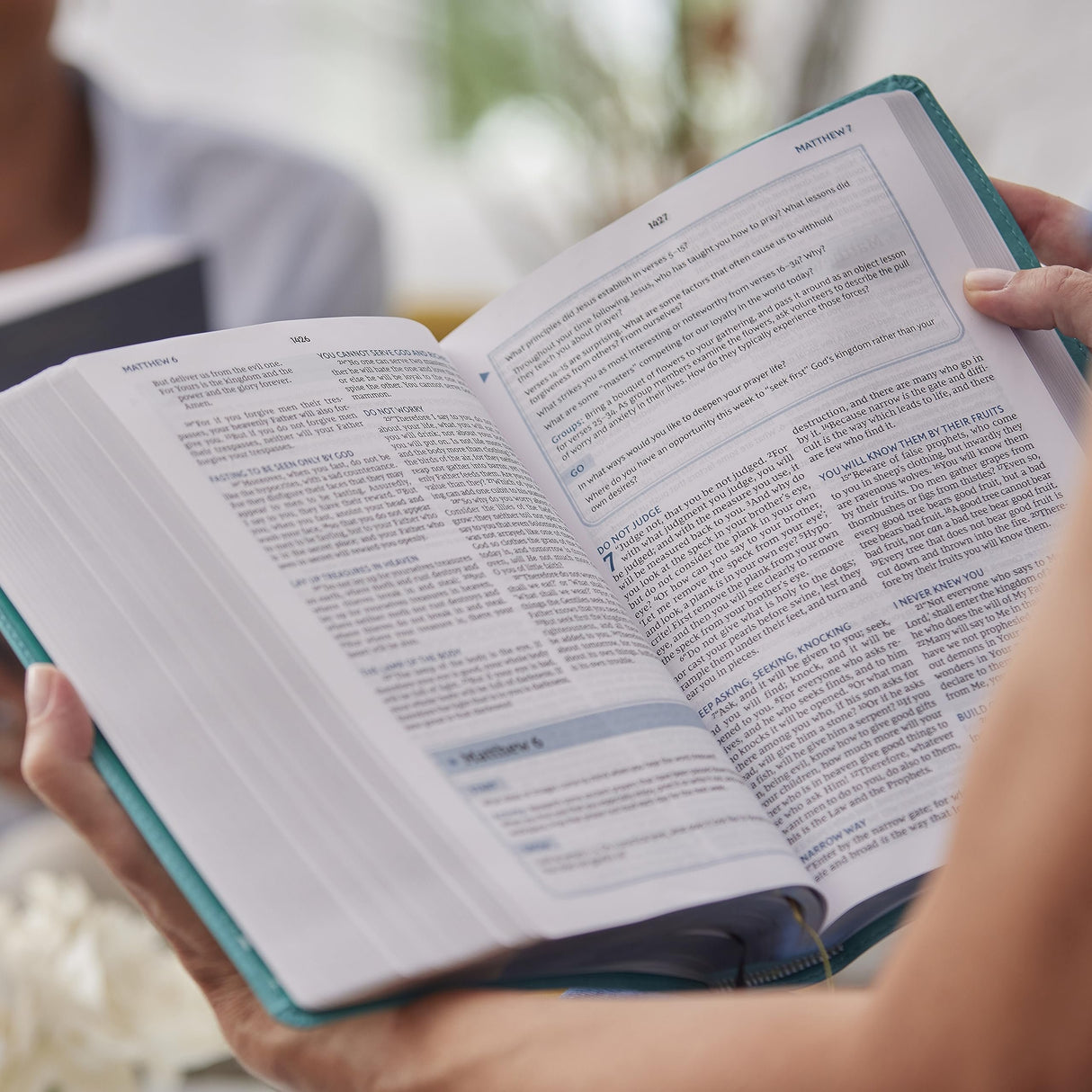 NKJV, The Bible Study Bible, Hardcover, Comfort Print: A Study Guide for Every Chapter of the Bible [Hardcover] O'Neal, Sam