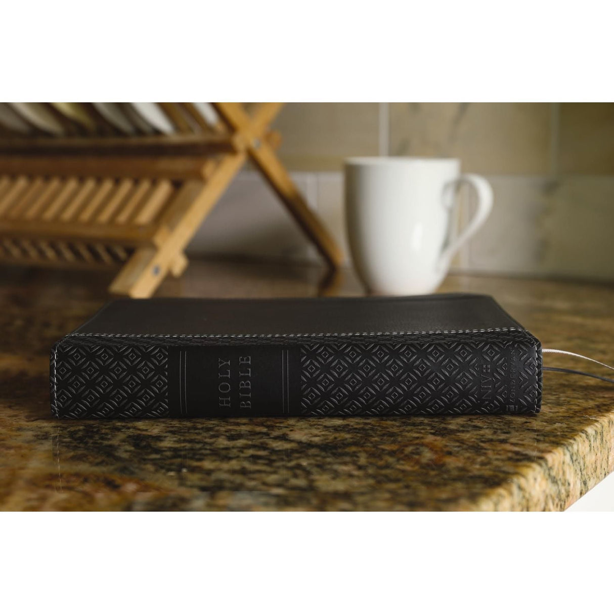 NIV, Compact Center-Column Reference Bible, Leathersoft, Black, Red Letter, Thumb Indexed, Comfort Print [Imitation Leather] Zondervan