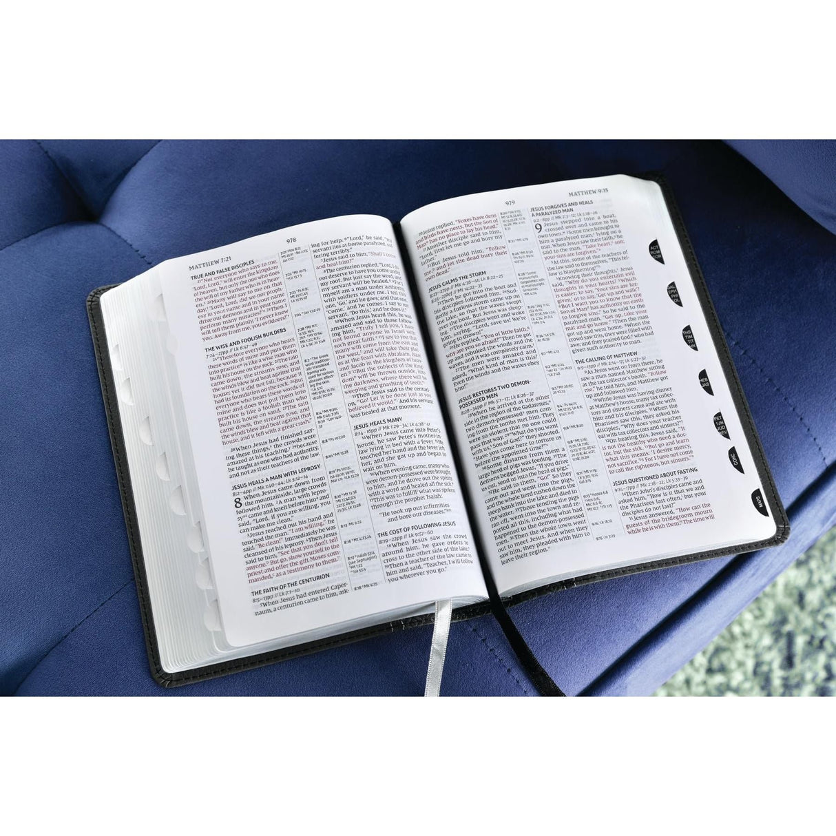 NIV, Compact Center-Column Reference Bible, Leathersoft, Black, Red Letter, Thumb Indexed, Comfort Print [Imitation Leather] Zondervan