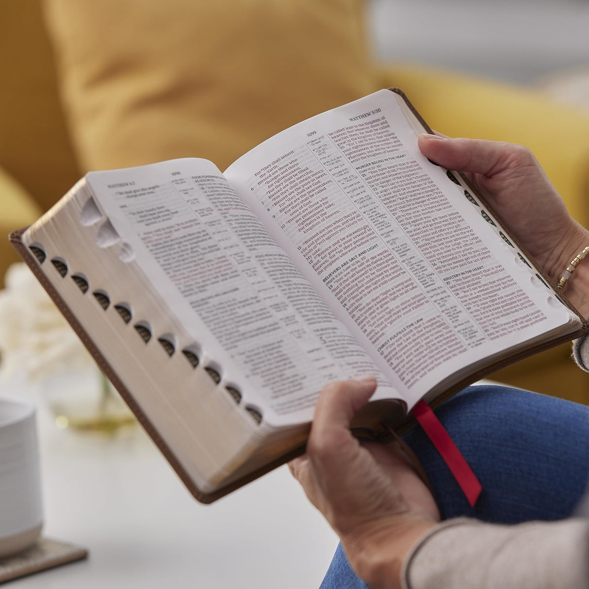 NKJV, Compact Center-Column Reference Bible, Brown Leathersoft, Red Letter, Comfort Print (Thumb Indexed) [Imitation Leather] Thomas Nelson