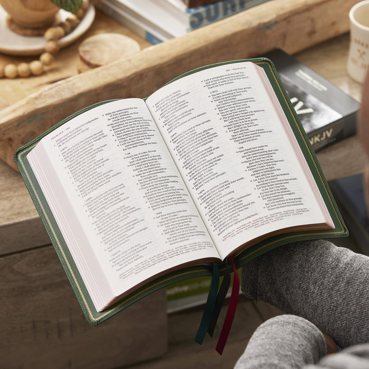NKJV, Thinline Reference Bible, Large Print, Premium Goatskin Leather, Green, Premier Collection, Red Letter, Comfort Print: Holy Bible, New King James Version Thomas Nelson