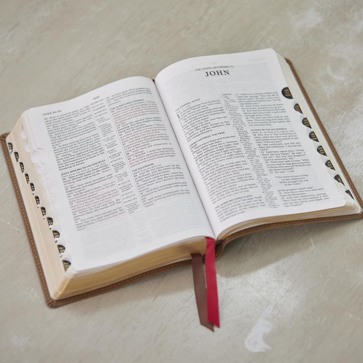 NKJV, Compact Center-Column Reference Bible, Brown Leathersoft, Red Letter, Comfort Print (Thumb Indexed) [Imitation Leather] Thomas Nelson