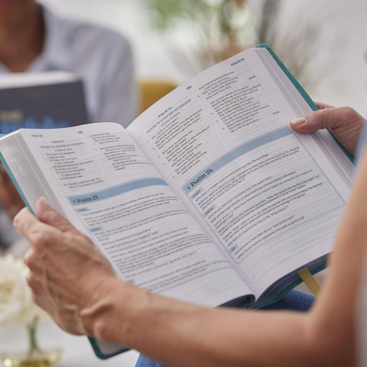 NKJV, The Bible Study Bible, Hardcover, Comfort Print: A Study Guide for Every Chapter of the Bible [Hardcover] O'Neal, Sam