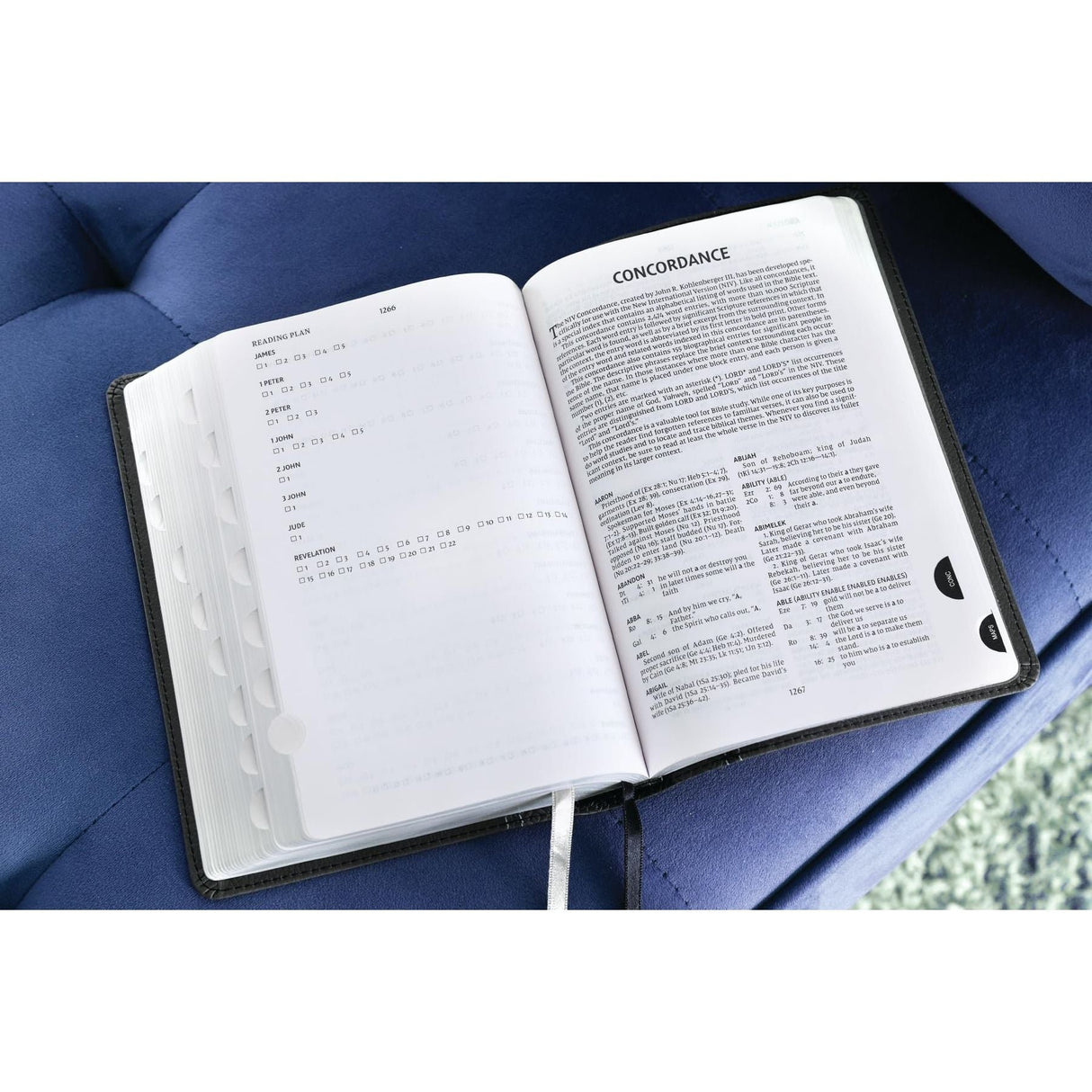 NIV, Compact Center-Column Reference Bible, Leathersoft, Black, Red Letter, Thumb Indexed, Comfort Print [Imitation Leather] Zondervan