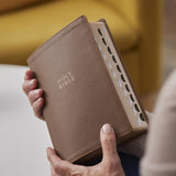 NKJV, Compact Center-Column Reference Bible, Brown Leathersoft, Red Letter, Comfort Print (Thumb Indexed) [Imitation Leather] Thomas Nelson