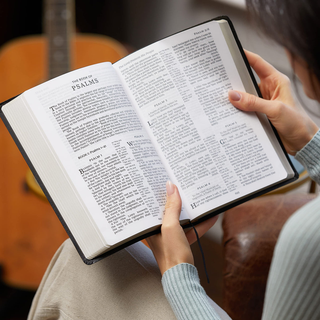 KJV Holy Bible: Giant Print with 53,000 Cross References, Brown Leathersoft, Red Letter, Comfort Print: King James Version [Imitation Leather] Thomas Nelson